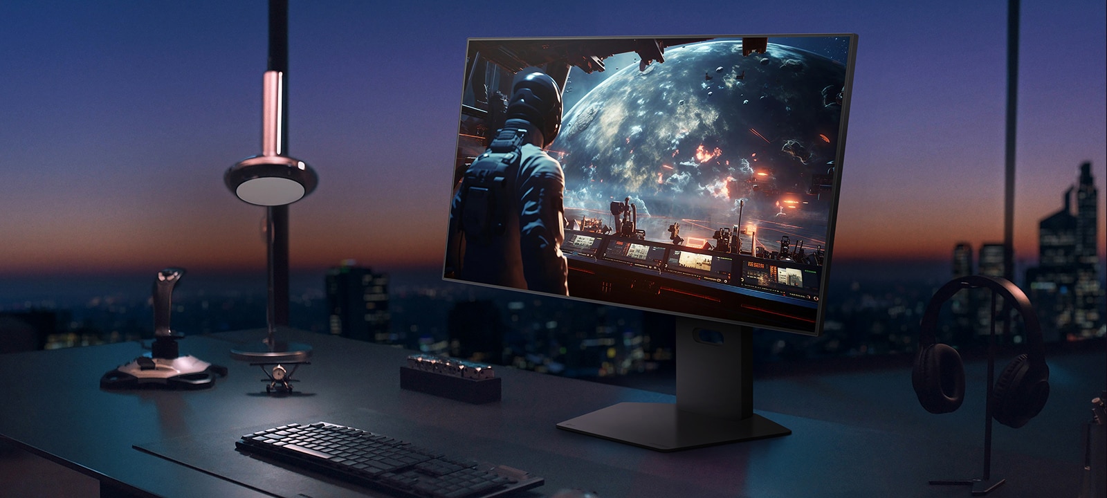 Vista frontal y trasera del monitor de juegos UltraGear™ 32gx870a, que muestra una escena de carreras futurista en pantalla.