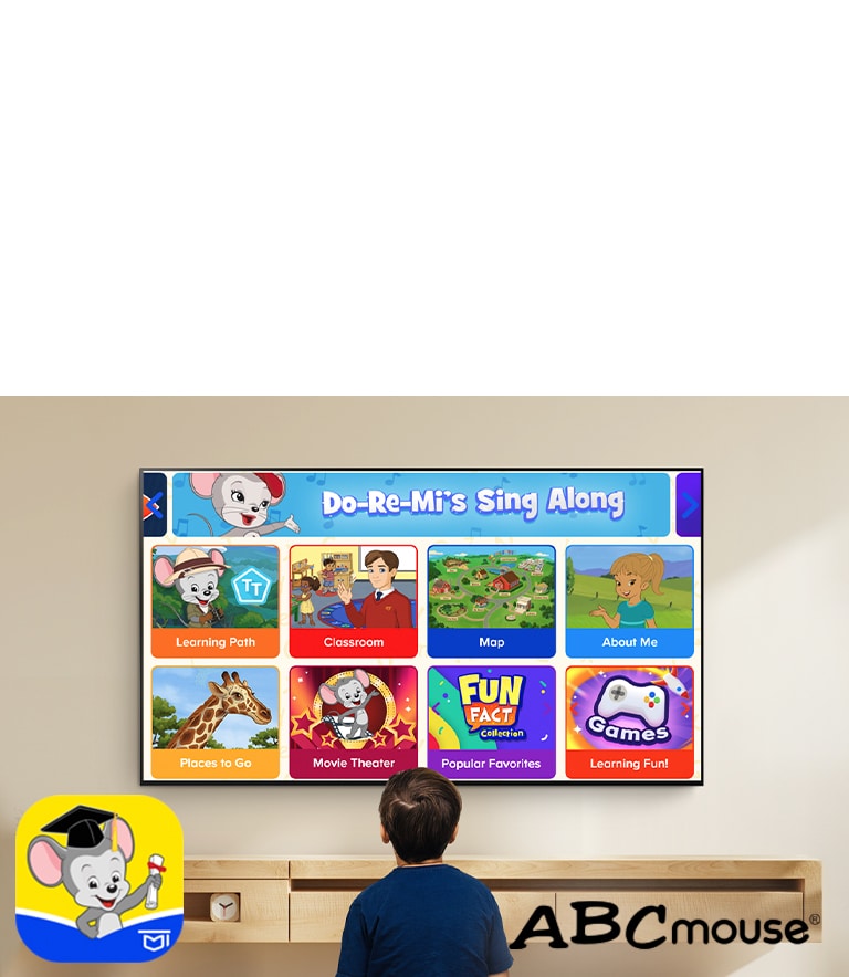 Un niño pequeño se sienta en el suelo y mira contenido educativo en ABCmouse. 