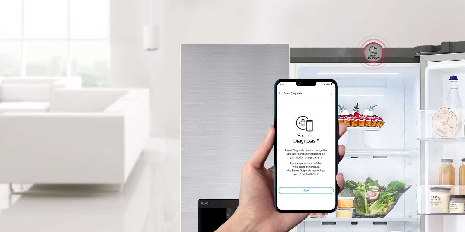 Una mano sostiene un teléfono con Smart Diagnosis mientras el refrigerador abierto tiene un ícono de diagnóstico inteligente.