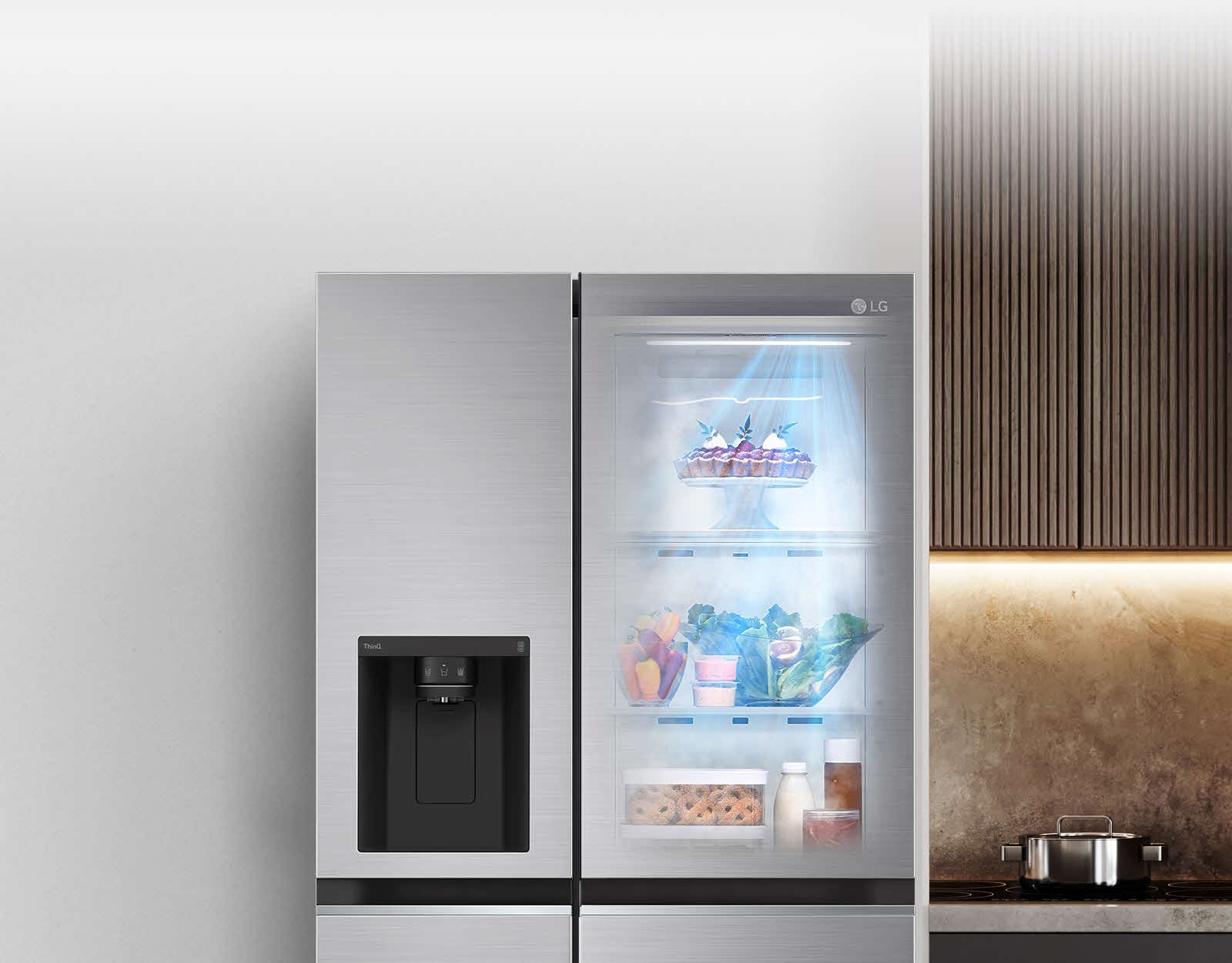 Refrigerador InstaView negro con luz interior visible, rayos de luz azul de DoorCooling.