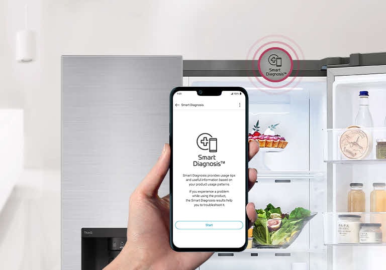Una mano sostiene un teléfono con Smart Diagnosis mientras el refrigerador abierto tiene un ícono de diagnóstico inteligente.