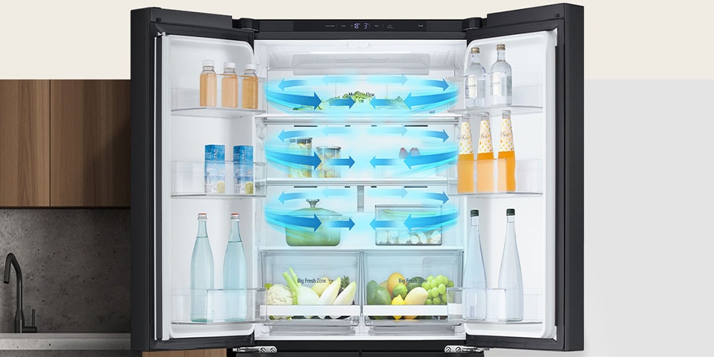 Dentro del refrigerador lleno de ingredientes, flechas azules indican frío en todos los lados y el interior.