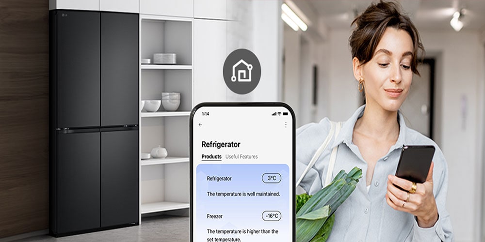 Mujer con canasta mira su teléfono; a la izquierda, el refrigerador. En el centro, ícono de conectividad entre ambos.