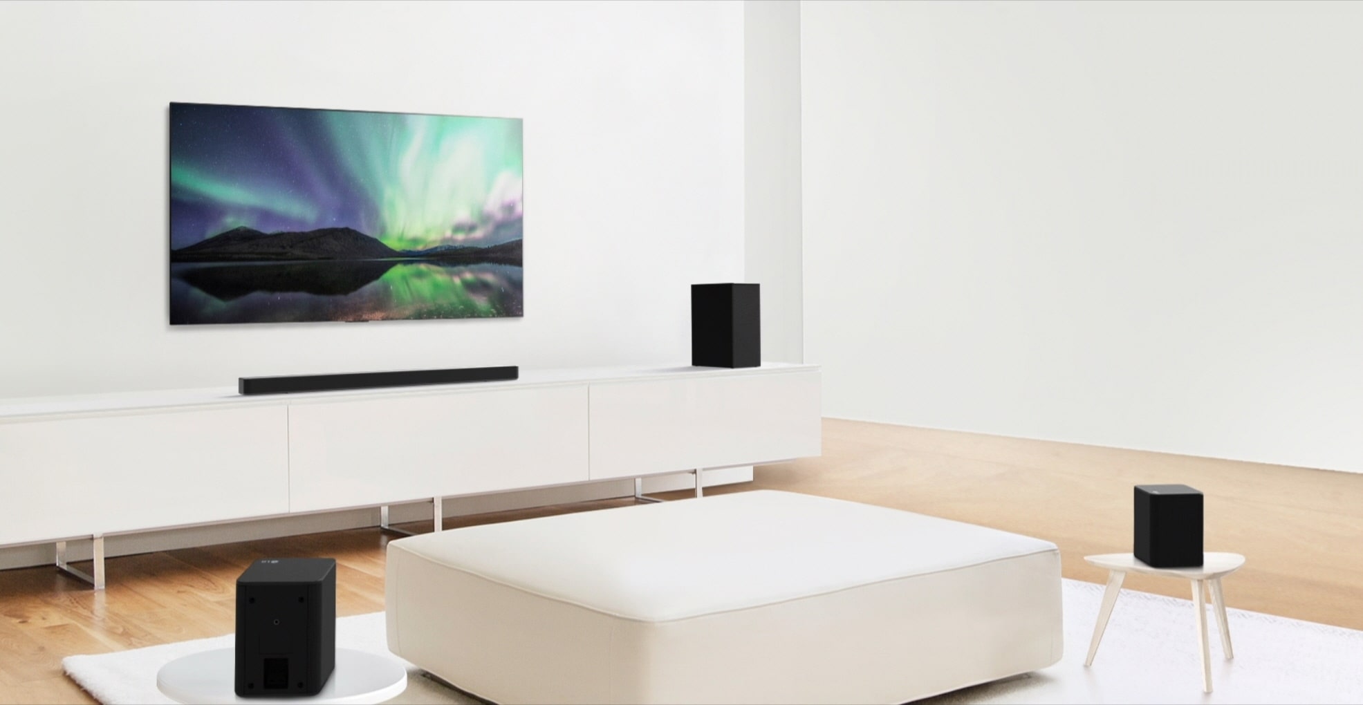 Previsualización de video mostrando la Barra de Sonido LG en una sala blanca con una configuración de 5.1 canales.
