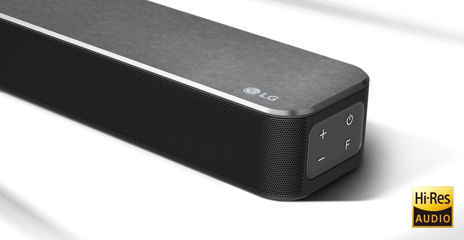 Primer plano del lado derecho de la barra de sonido LG con el logo de LG en la esquina inferior derecha. El logo de Hi-Res se muestra debajo del producto.