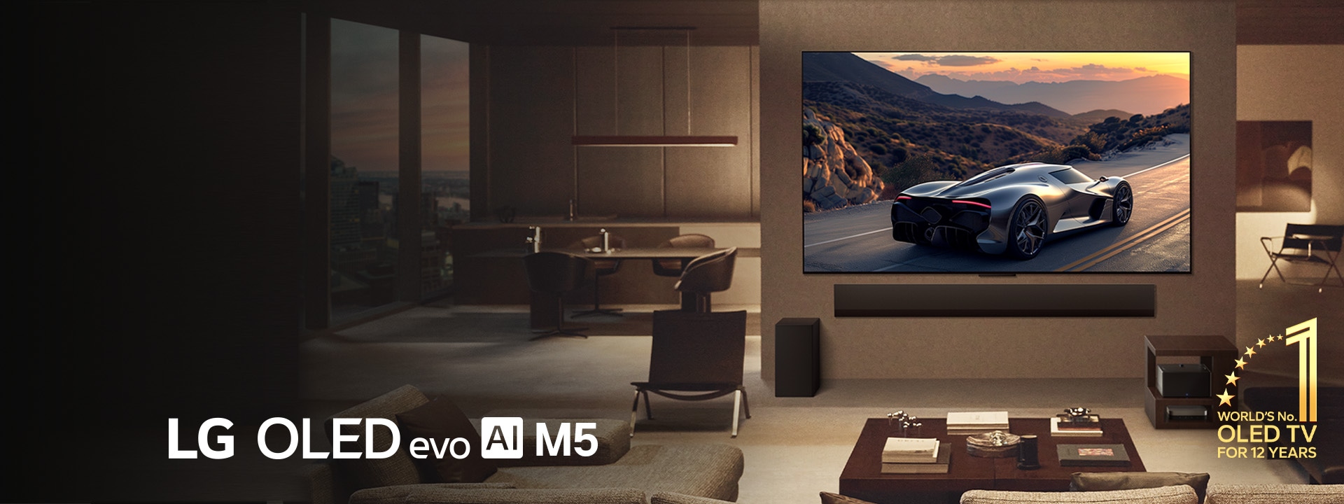 Elegante sala de estar con LG OLED evo M5 TV montada en la pared. Una LG Soundbar debajo de esta. Caja de conexión cero oculta debajo de una mesa de apoyo. No hay cables visibles, lo que demuestra la tecnología True Wireless de la TV. Se observan el emblema de La OLED TV número uno del mundo durante 12 años y el logotipo de LG OLED evo AI M5.