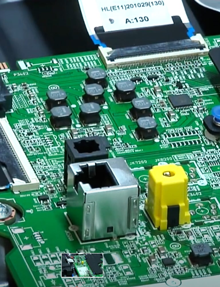 Una pantalla LG OLED con la tarjeta madre descubierta en servicio técnico