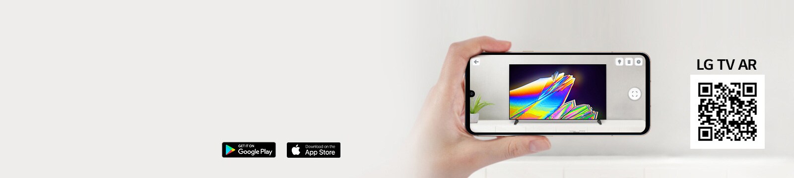 Una persona utilizando la app LG TV AR en un teléfono y un código QR que se enlaza a LG TV AR (http://www.lgtvism.com/lgtvar)
