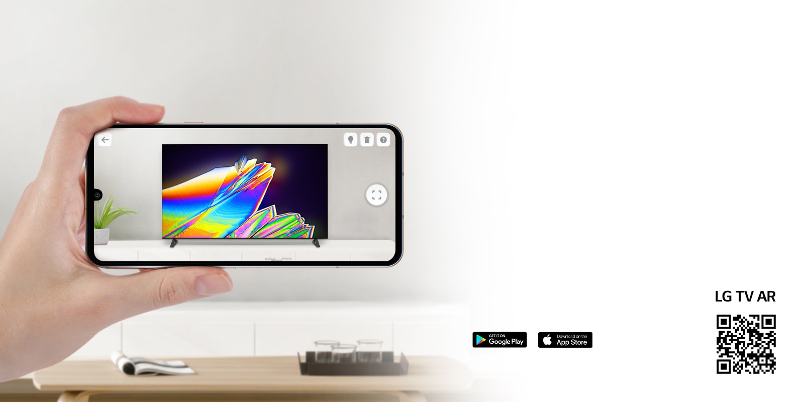 Una persona utilizando la app LG TV AR en un teléfono y un código QR que se enlaza a LG TV AR (http://www.lgtvism.com/lgtvar)