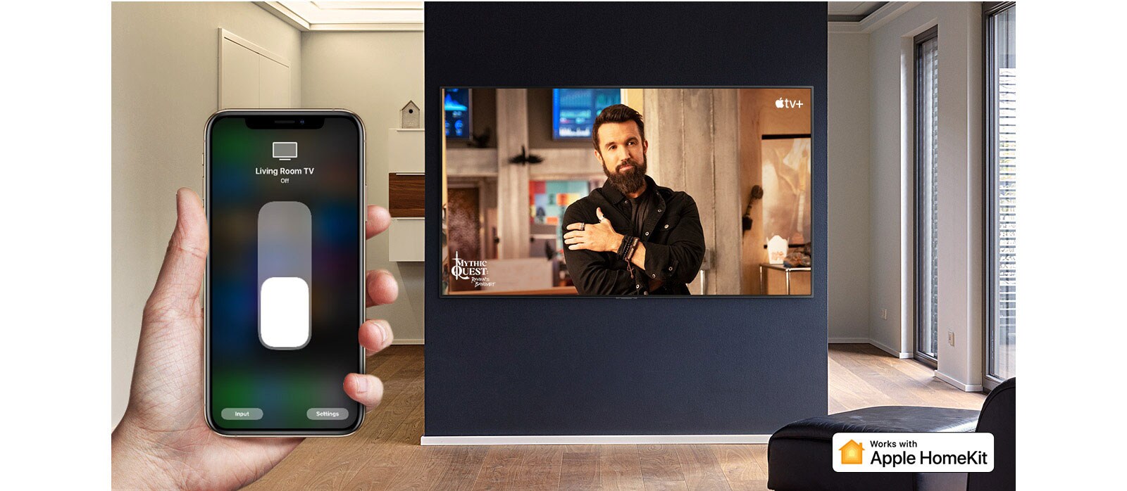 Primer plano del control manual de TV con iPhone y TV que muestra un contenido de Apple TV+