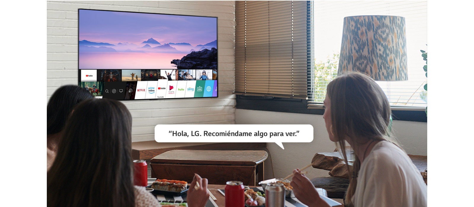 alt="Tres mujeres comiendo sushi mientras una de ellas le pide recomendaciones a la TV LG"