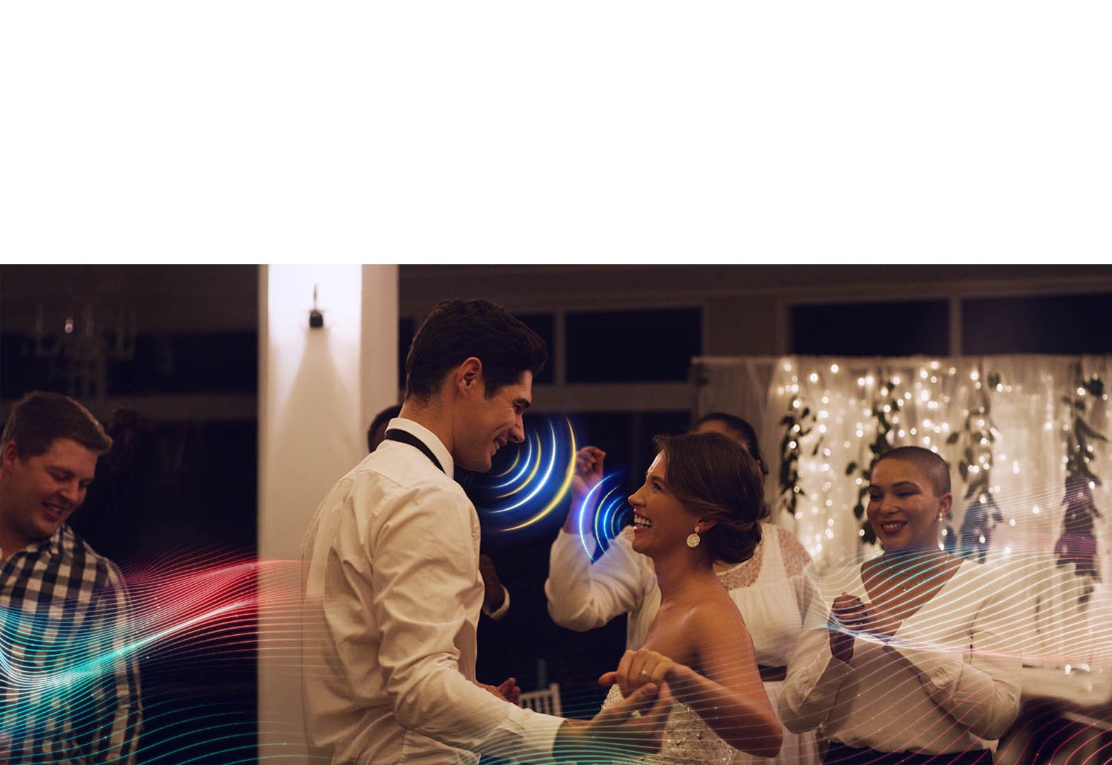 La LG Mini RGB evo AI MRGB85 con AI Object Remastering Pro muestra a una pareja bailando en una alegre fiesta en interiores, mejorando las voces y los sonidos clave entre la música y el ruido de la multitud para ofrecer un audio más claro y envolvente.