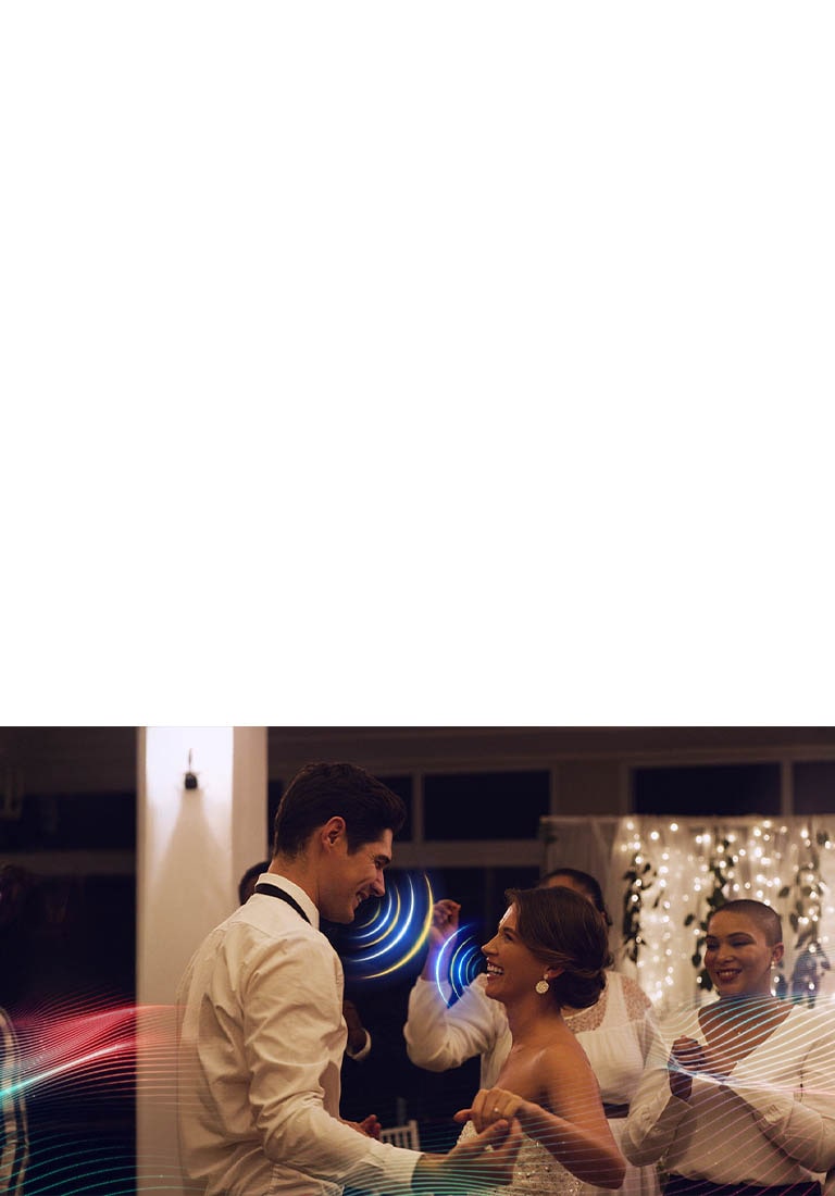 La LG Mini RGB evo AI MRGB85 con AI Object Remastering Pro muestra a una pareja bailando en una alegre fiesta en interiores, mejorando las voces y los sonidos clave entre la música y el ruido de la multitud para ofrecer un audio más claro y envolvente.