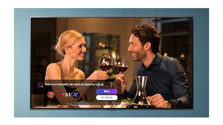 Un hombre y una mujer chocando vasos en una pantalla de televisor, mientras se notifican las alertas deportivas