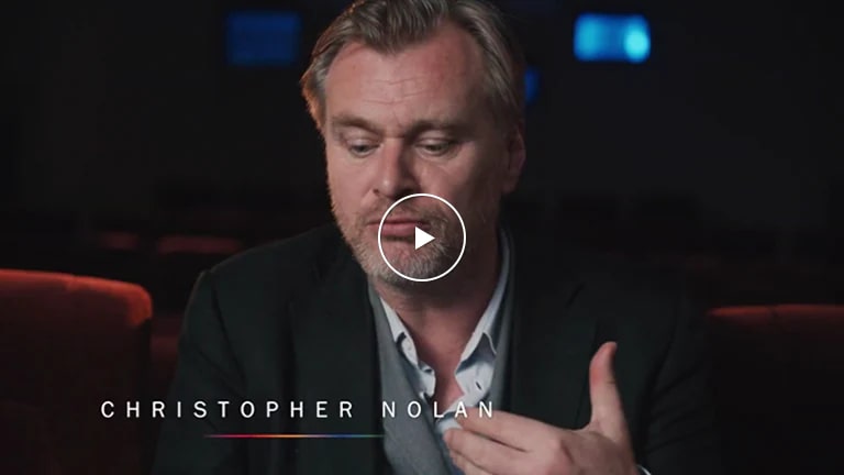 Christopher Nolan ofreciendo una entrevista en una sala de teatro