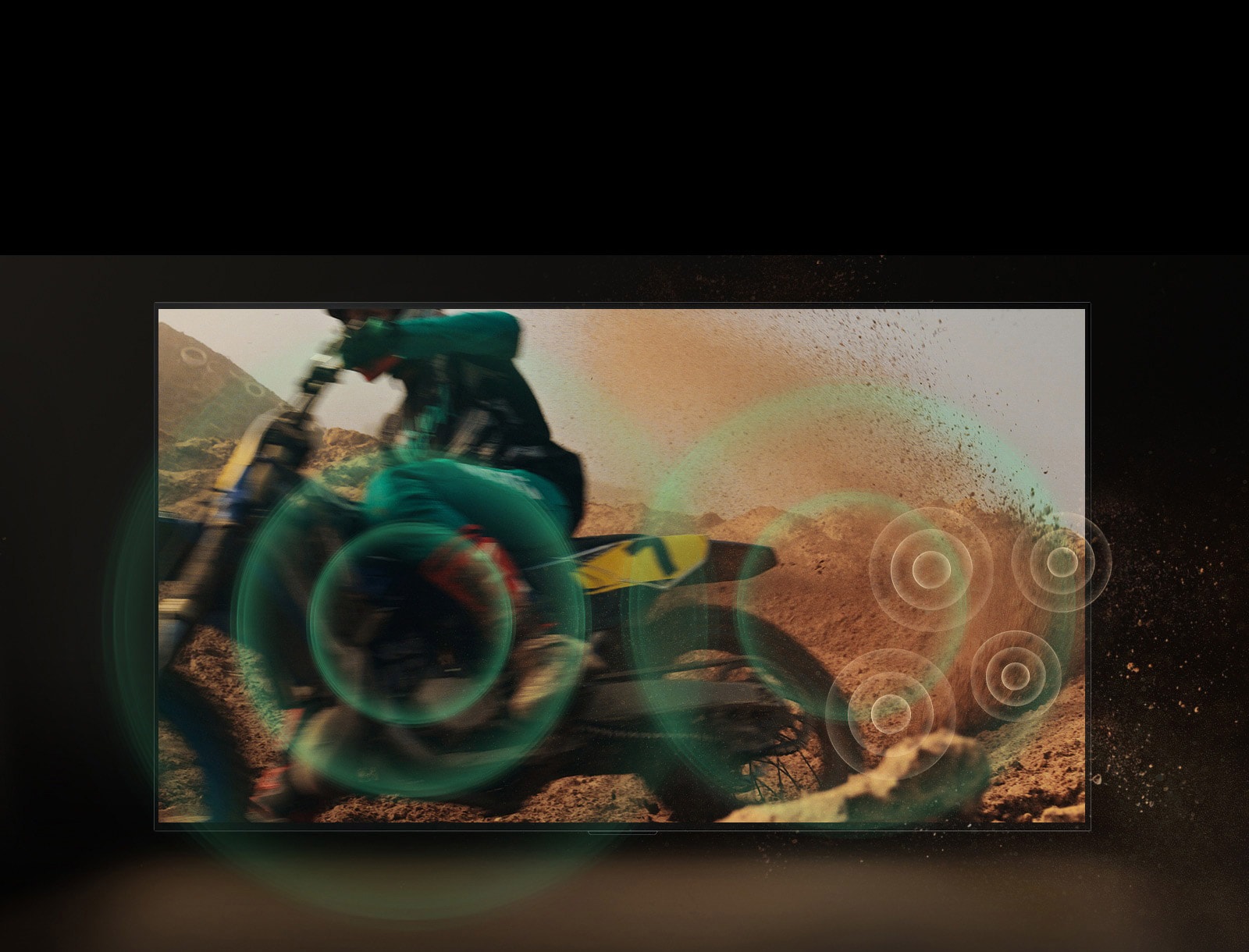 Un video de una persona practicando motocross sobre tierra roja y polvorienta. Al tomar una curva, aparecen burbujas sonoras de color verde en el volante. 