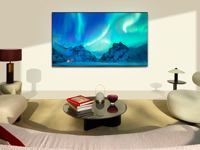El televisor LG OLED y una barra de sonido LG en un espacio moderno durante el día. La imagen de la aurora boreal se muestra con los niveles de brillo ideales.