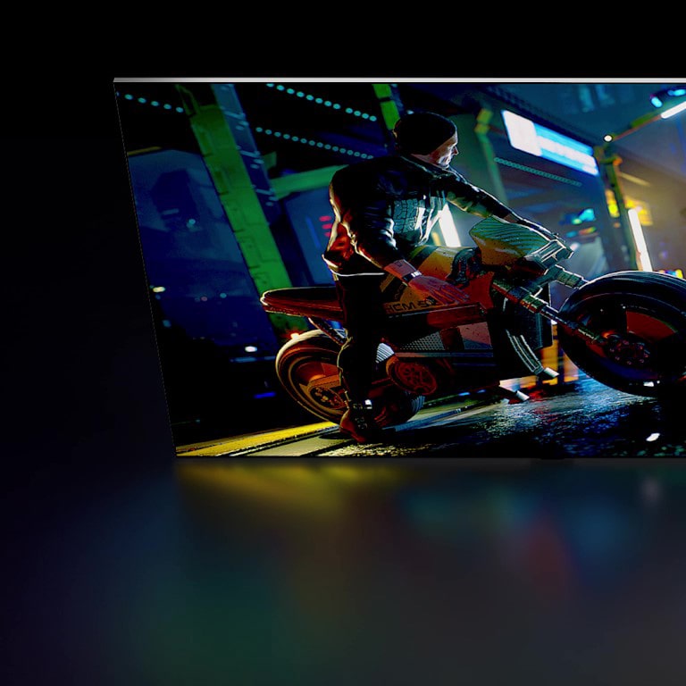 Vista lateral de las cuatro capas de un televisor: retroiluminación, TFT y OLED, película y vidrio. La retroiluminación desaparece y las otras tres se unen y luego giran hacia arriba para mostrar el televisor completo desde una vista frontal.