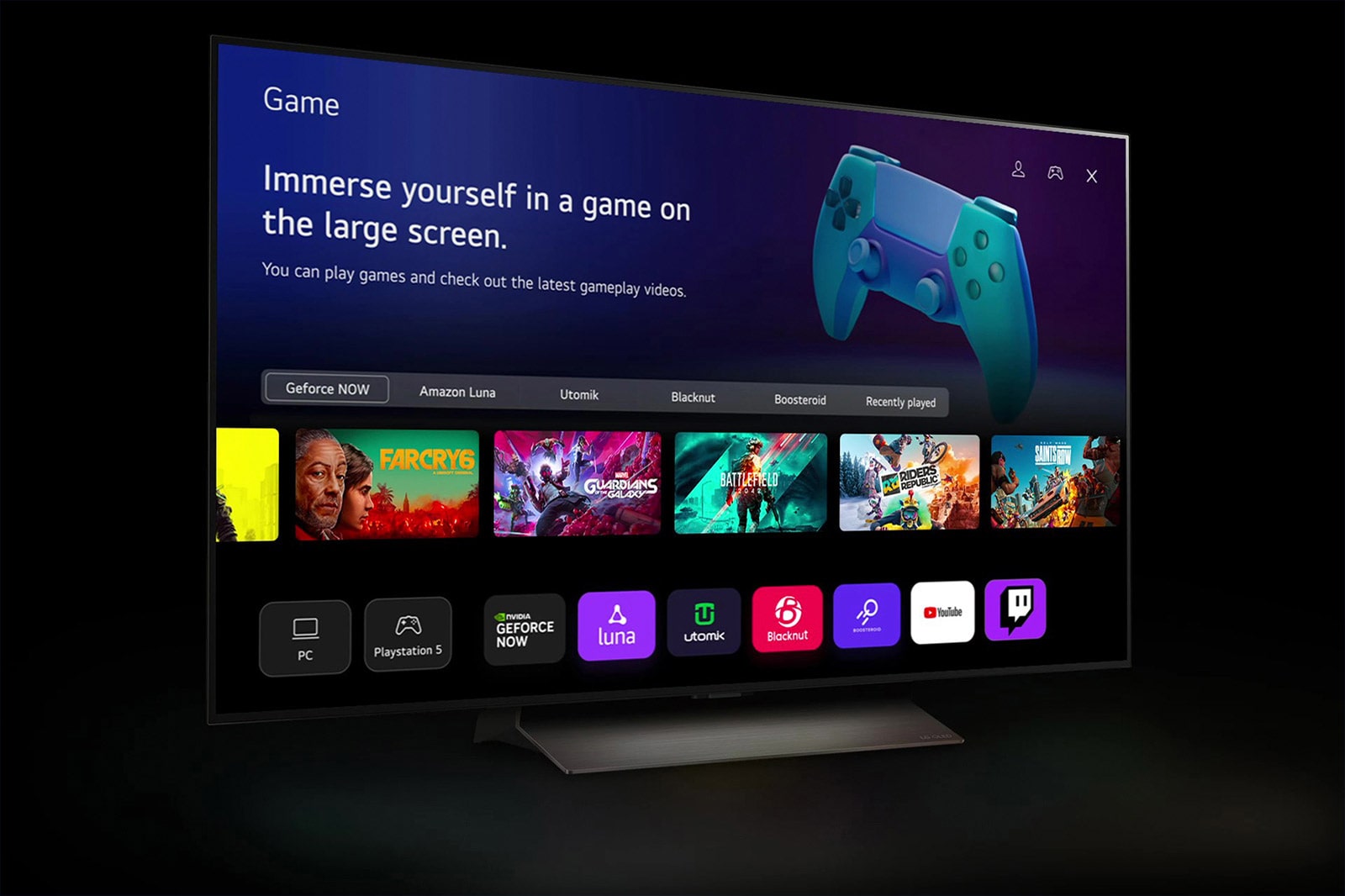 Un televisor LG sobre un fondo negro muestra el menú Quick Card. Un cursor hace clic en el botón "Juego" y aparece la página del juego. En la pantalla aparecen menús, miniaturas de juegos y los siguientes logotipos: Luna, Utomik, Blacknut, Boosteroid, YouTube y Twitch.