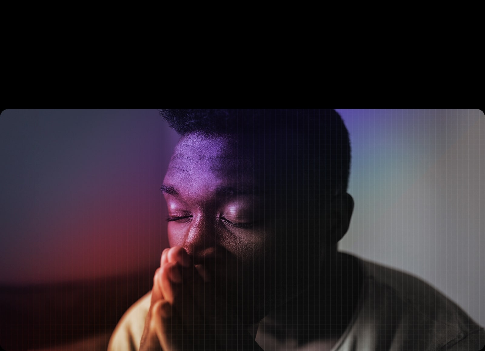 Un hombre con los ojos cerrados y una expresión triste en un espacio azul frio con un ambiente crudo y atmosférico.