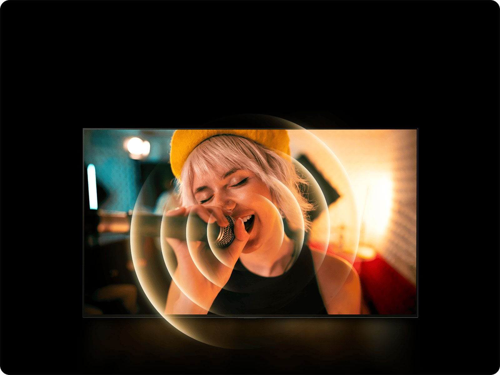 Una mujer cantando con el micrófono en su mano y una gráfica de un círculo naranja alrededor de su boca para mostrar el paisaje sonoro.