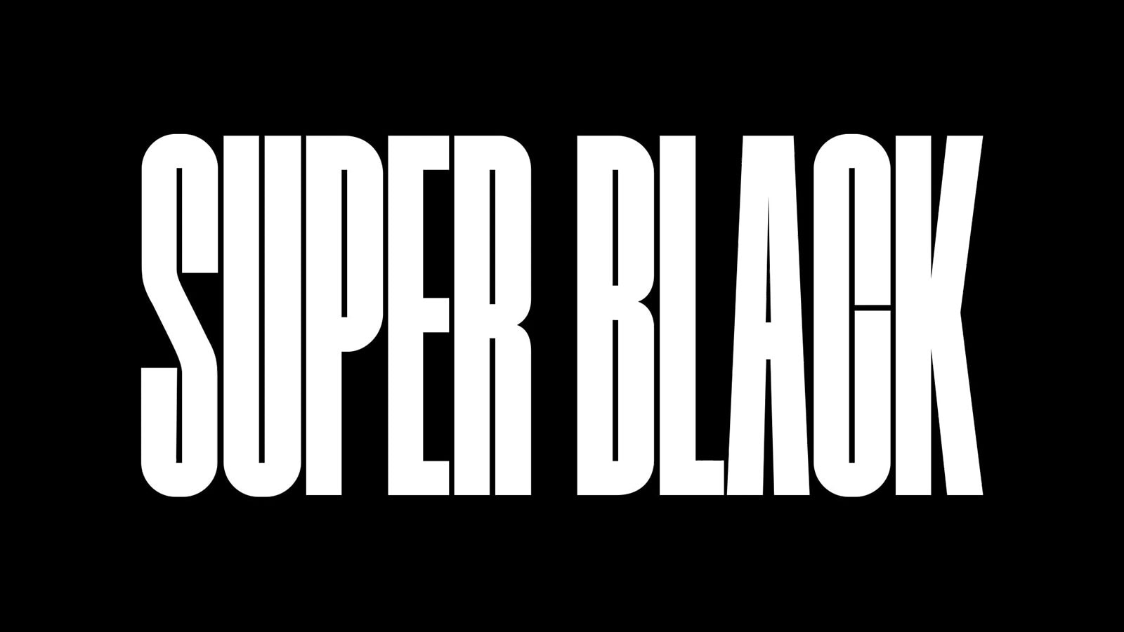 Las palabras “NEGRO PERFECTO” aparecen en mayúscula negra en negrita. Una escena montañosa oscura con definición clara luego surge para cubrir las letras, para revelar también una aldea y dunas de arena. La copia negra desaparece detrás de un cielo oscuro.