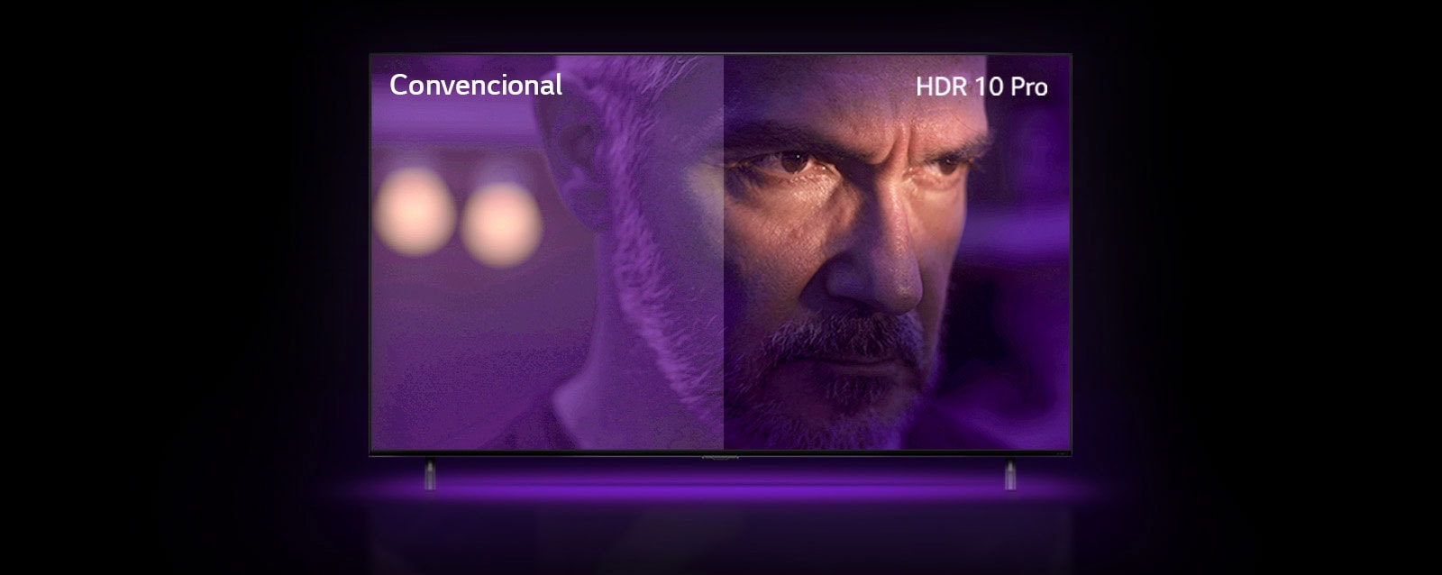 Un hombre está mirando fijamente afuera, mirando loco. La imagen se divide en dos partes. En la mitad izquierda de la imagen parece ser de color opaco y menos vibrante, mientras que en la mitad derecha de la imagen se ve más vibrante con más colores. En la esquina superior izquierda dice 'convencional', en la esquina superior derecha dice 'HDR 10 PRO'.