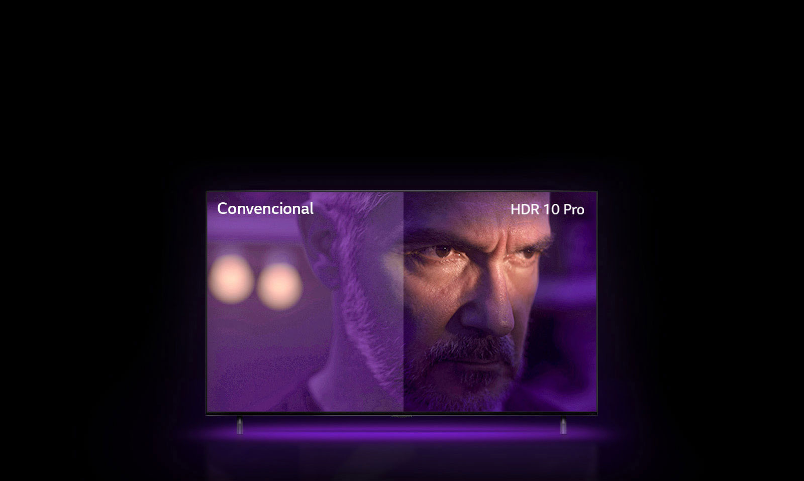 Un hombre está mirando afuera, parece enojado. La imagen se divide en dos partes. En la mitad izquierda de la imagen, el color parece opaco y menos vibrante, mientras que en la mitad derecha de la imagen se ve más vibrante con más colores. En la esquina superior izquierda dice "convencional", en la esquina superior derecha dice "HDR 10 PRO". 