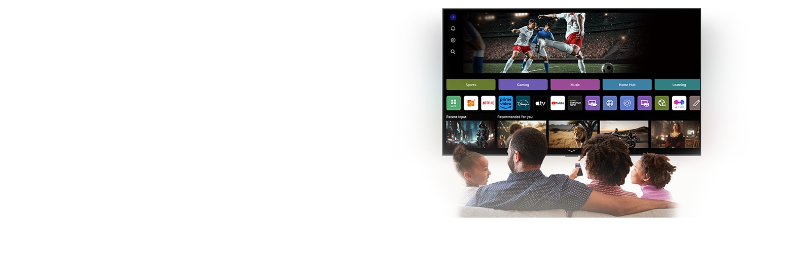 Una familia de cuatro integrantes reunida alrededor de una LG AI TV. Alrededor de la persona que sostiene el control remoto, aparece un círculo con su nombre. Esto muestra cómo AI Voice ID reconoce la voz única de cada usuario. Luego, en la interfaz de webOS, se muestra cómo la IA cambia automáticamente la cuenta y recomienda contenido personalizado. 