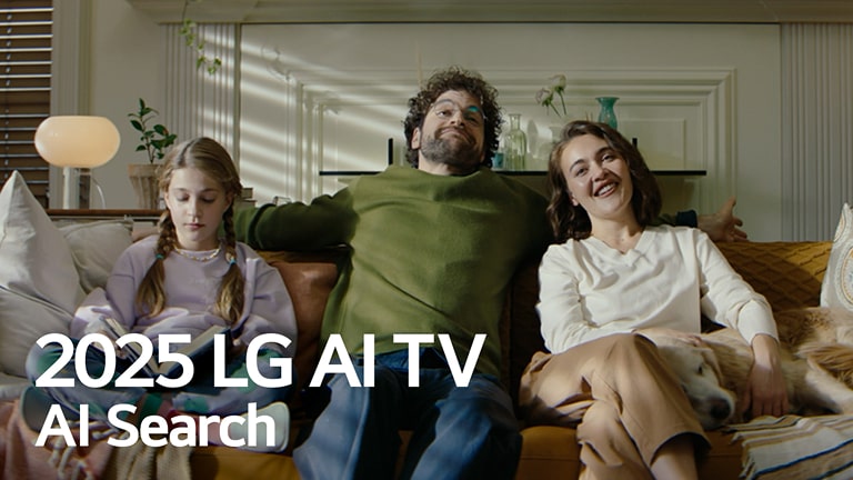 Aparece el título, 2025 LG AI TV, Al Search. Una familia de tres personas sentada en el sofá de la sala de estar.