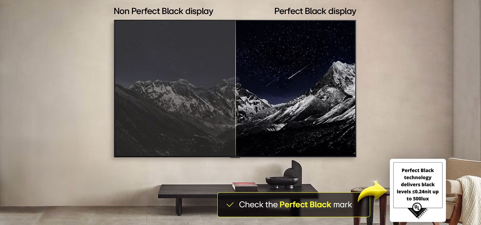 Sala de estar con una LG OLED TV montada en la pared. En la TV, se muestra una cadena montañosa bajo un cielo nocturno oscuro lleno de estrellas. Esta escena está dividida por la mitad. Una mitad muestra una versión más opaca y gris del paisaje, etiquetada como: Pantalla sin Perfect Black. La otra mitad muestra una imagen más atractiva con un mayor rango dinámico de negros y blancos. Esta mitad dice: Pantalla negro perfecto. También puede verse el logotipo de certificación: La tecnología Negro Perfecto ofrece niveles de negro inferiores o iguales a 0,24 nit y hasta 500 lux. A su lado, hay un globo de texto que dice: Verifica la marca de certificación Negro Perfecto. 