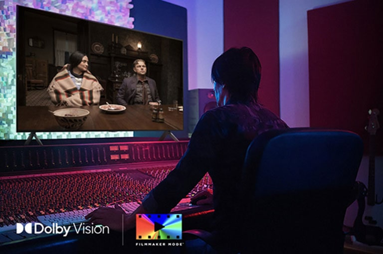 Un director frente a un panel de control que edita la película “Los asesinos de la luna” en una LG QNED TV. En la parte inferior izquierda, aparecen el logotipo de Dolby Vision y el logotipo de FILMMAKER MODE.