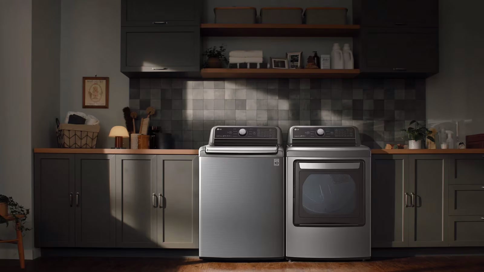 Se abre un video con una vista del interior de la lavadora LG con Agitator. La ropa blanca se mueve en el agua mientras la cámara se mueve hacia el agitador desde la parte inferior y va subiendo, hasta salir del agua para enfocarse en el movimiento del agitador mientras se lava la ropa. La cámara sube y sale de la lavadora, pero mantiene la vista del agitador a través de la tapa transparente y luego se aleja para ver la lavadora junto a una secadora instalada en un cuarto de lavado. Suena música cinematográfica en todas partes.