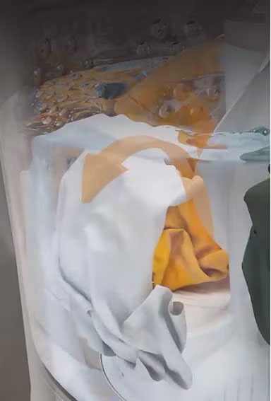 Dos videos están uno al lado del otro con botones de reproducción / pausa individuales en la parte inferior central de cada uno. El video de la izquierda está etiquetado como "Movimiento hacia arriba" en la parte superior y muestra con flechas amarillas y ropa en el agua cómo la ropa se mueve alrededor y hacia arriba en el centro.