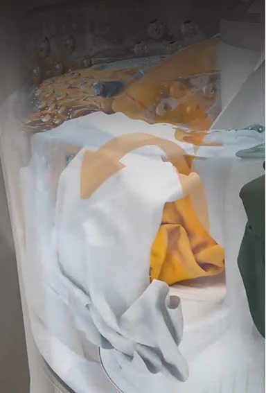 Dos videos con botones de reproducción/pausa. El izquierdo muestra ropa moviéndose con flechas amarillas.