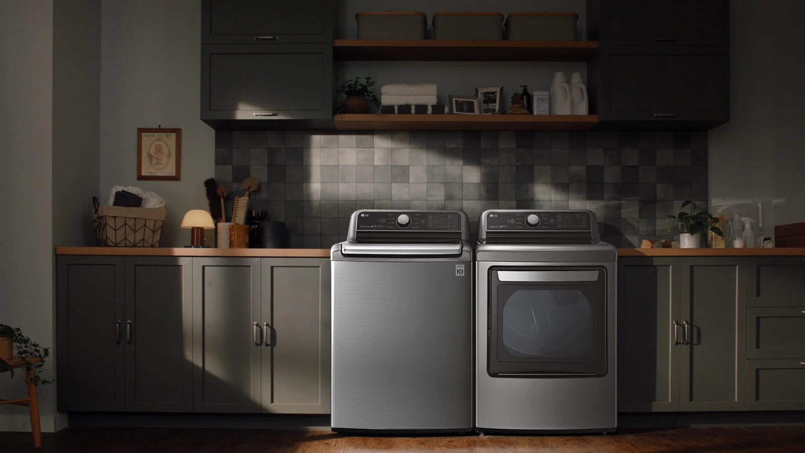 Se abre un video con una vista del interior de la lavadora LG con Agitator. La ropa blanca se mueve en el agua mientras la cámara se mueve hacia el agitador desde la parte inferior y va subiendo, hasta salir del agua para enfocarse en el movimiento del agitador mientras se lava la ropa. La cámara sube y sale de la lavadora, pero mantiene la vista del agitador a través de la tapa transparente y luego se aleja para ver la lavadora junto a una secadora instalada en un cuarto de lavado. Suena música cinematográfica en todas partes.