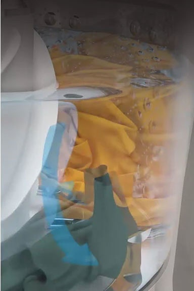 Dos videos están uno al lado del otro con botones de reproducción / pausa individuales en la parte inferior central de cada uno. El video de la derecha está etiquetado como "Movimiento hacia abajo" en la parte superior y muestra con flechas azules y ropa en el agua cómo la ropa se mueve hacia abajo en el centro y luego hacia arriba y alrededor de los lados.