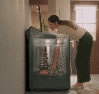 Mujer poniendo ropa y sacándolas de la lavadora de carga superior
