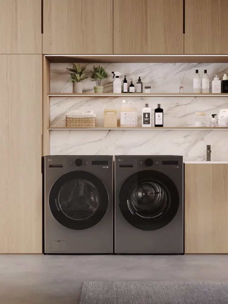 Vídeo acercamiento en la lavadora LG en el cuarto de lavado con secadora LG	