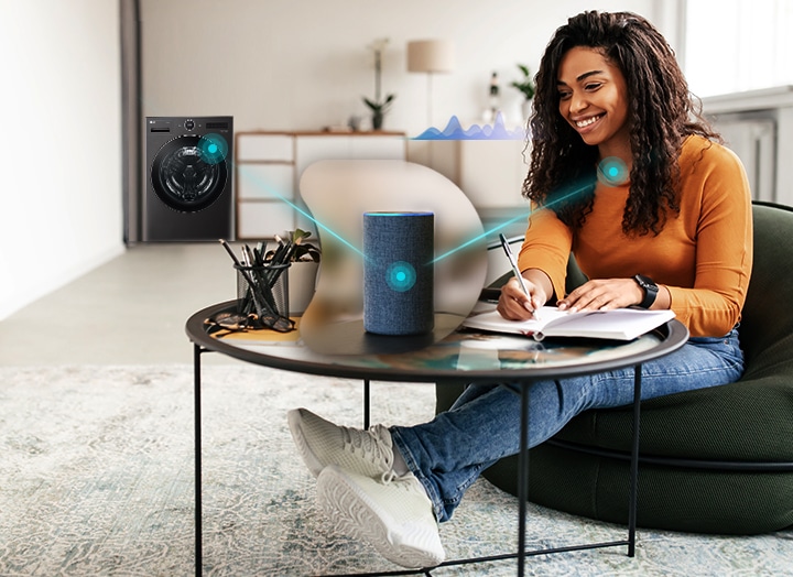 Una mujer controlando la lavadora LG con asistente de voz	
