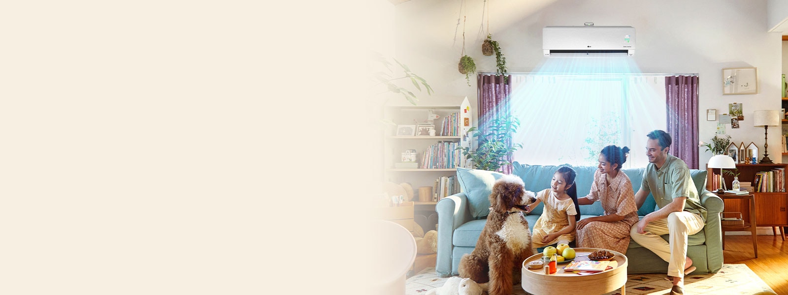 Toda la familia está sentada en el sofá disfrutando del aire acondicionado frío.