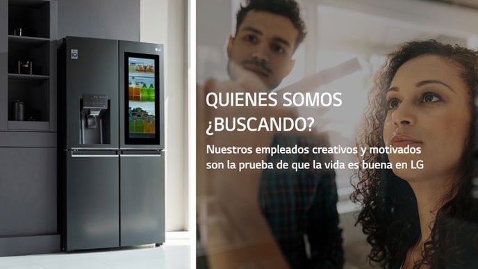 Un refrigerador LG con puerta francesa a la izquierda, un hombre y una mujer escribiendo en una pizarra a la derecha. El texto dice "¿A quién estamos buscando? Nuestros empleados creativos y motivados son la prueba de que la vida es buena en LG".