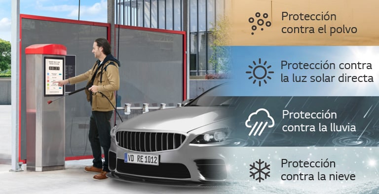 Un hombre usa la 22XF1TJ como terminal de información táctil en un lavadero de autos de autoservicio. La 22XF1TJ cuenta con protección contra el polvo, la luz solar directa, la lluvia y la nieve.