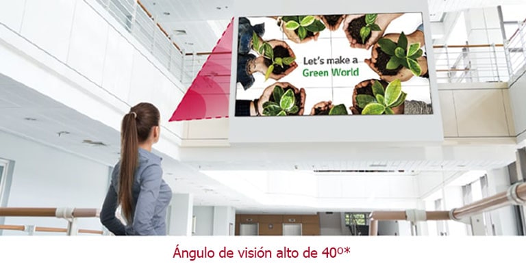 Una mujer mira la pantalla instalada en el piso de arriba y el color se muestra vívidamente sin distorsión alguna.