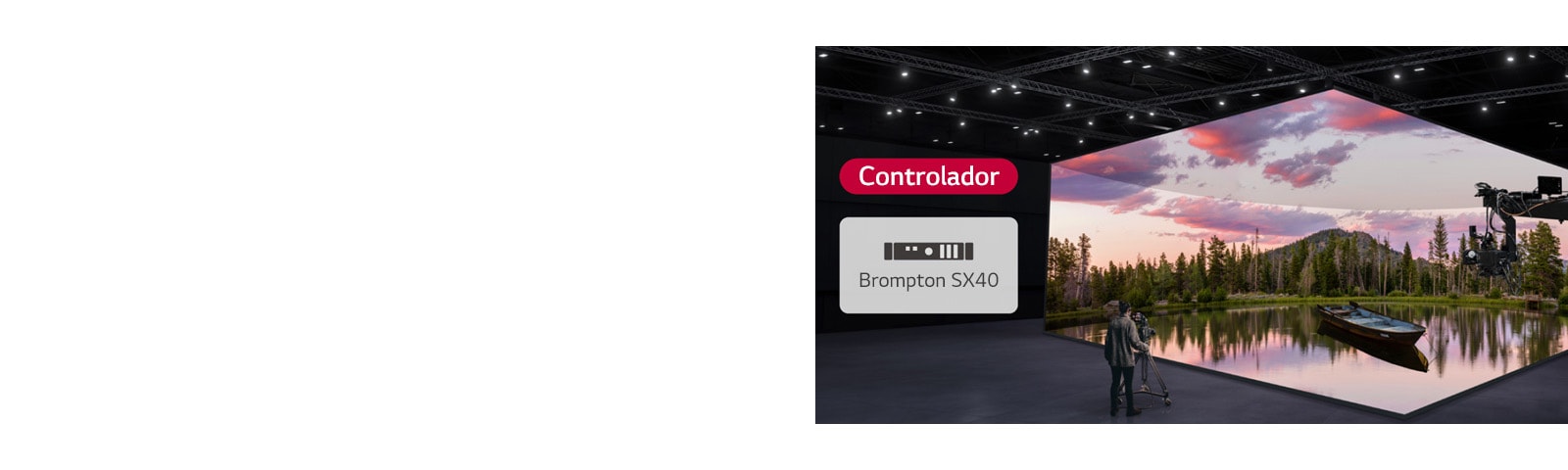 Un estudio de producción virtual con paredes curvas de LED y LED de techo y piso está siendo filmado, y se muestra un controlador compatible junto a él.