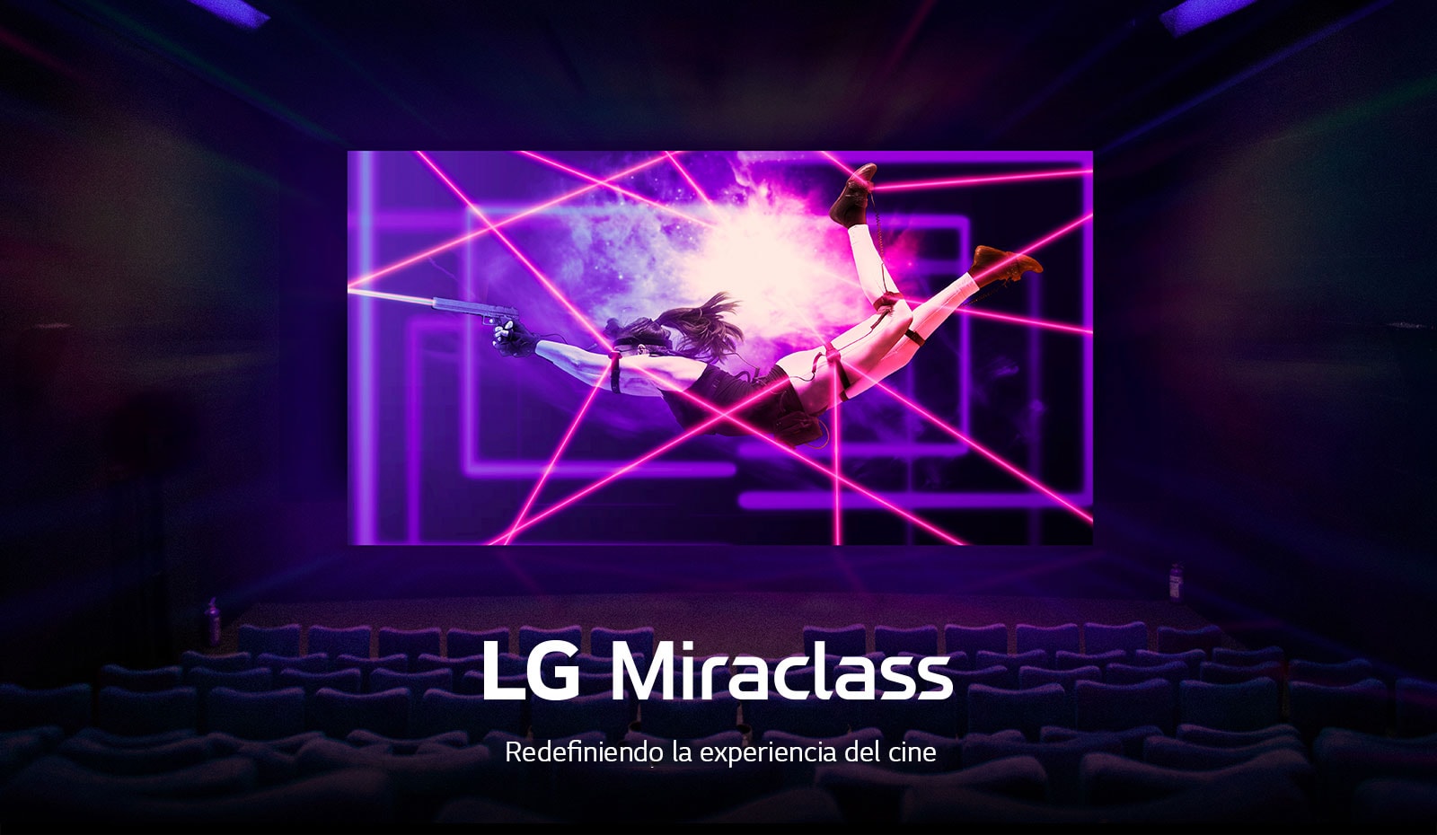 Una gran pantalla LED reproduce una escena de acción colorida y animada en el cine.