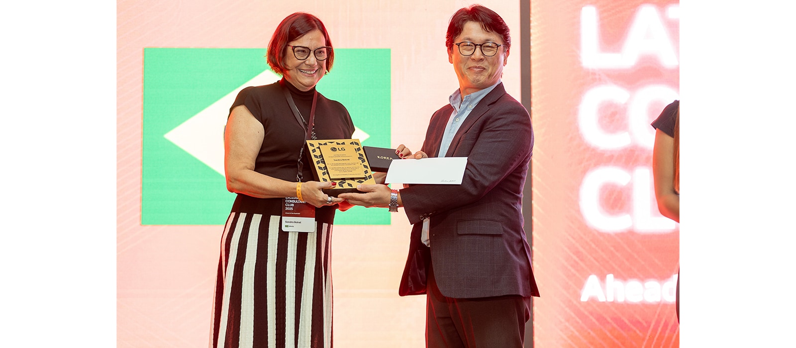 En foto Ingeniera Sandra Botrel de Brasil y Sr. Salomón Kim Presidente del LG Panamá