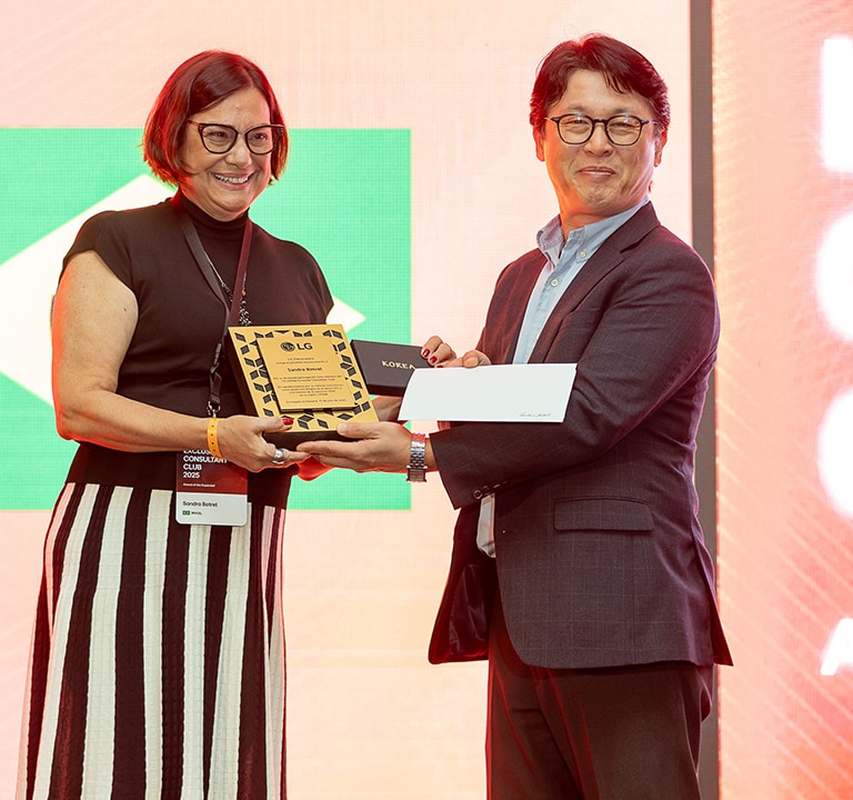 En foto Ingeniera Sandra Botrel de Brasil y Sr. Salomón Kim Presidente del LG Panamá