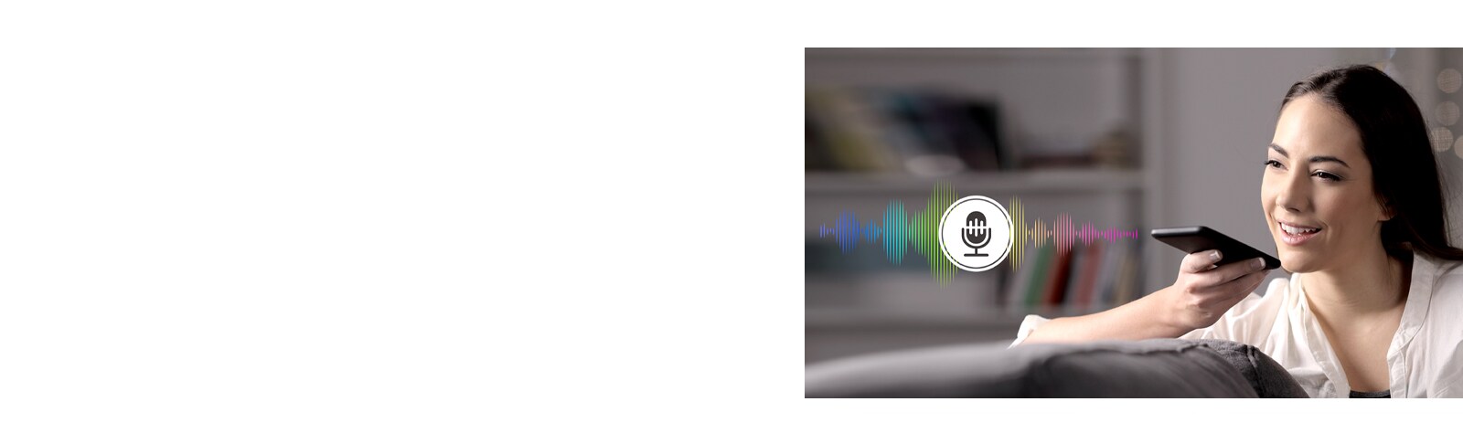 Una mujer controla la TV hablándole a un control remoto con reconocimiento de voz.