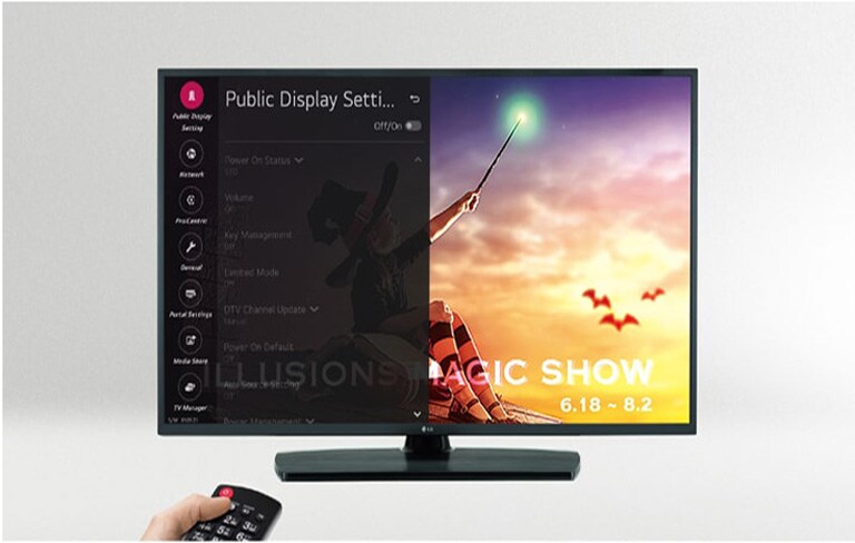 Una persona controla los ajustes del televisor con el modo de visualización Público.